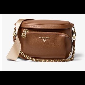 MICHAEL Michael Kors
Sling Pack Messenger.